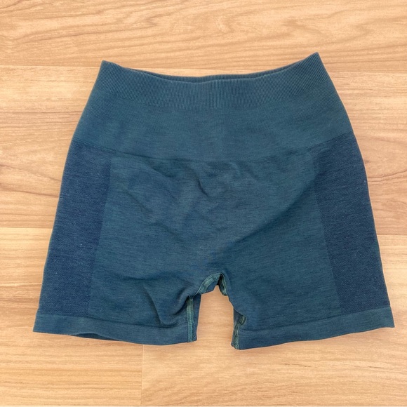 OG Alphalete 3.5" Amplify Teal Women's Seamless Scrunch Shorts - Picture 2 of 4